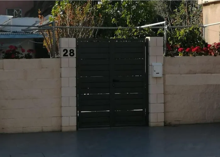 Feriehus Alekas Pool And Garden